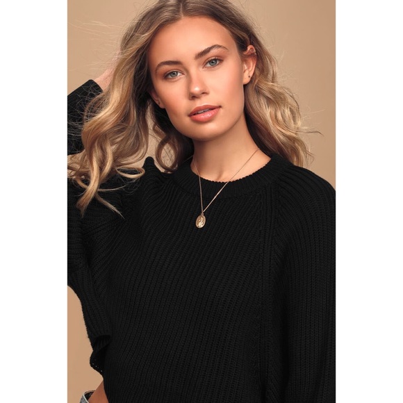 NWOT Lulu’s black cropped sweater - Picture 3 of 5